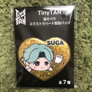 ボウダンショウネンダン(防弾少年団(BTS))のTinyTAN 寝そべり エクストラハート型缶バッジ(アイドルグッズ)