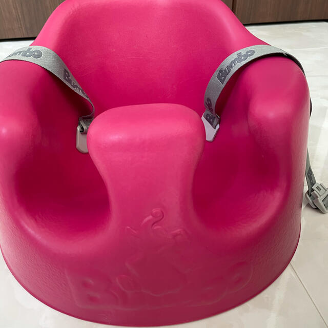 Bumbo(バンボ)の美品　バンボ　ベビーソファー　ピンク　テーブル　ベルト付 キッズ/ベビー/マタニティの寝具/家具(その他)の商品写真