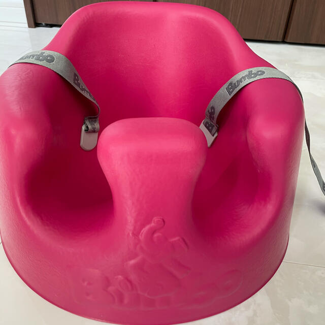 Bumbo(バンボ)の美品　バンボ　ベビーソファー　ピンク　テーブル　ベルト付 キッズ/ベビー/マタニティの寝具/家具(その他)の商品写真