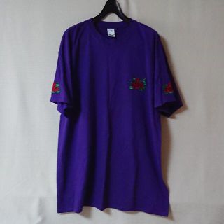 ギルタン(GILDAN)の【新品】GILDAN 薔薇刺繍 6.0oz袖Tシャツ（パープル）XL(Tシャツ/カットソー(半袖/袖なし))