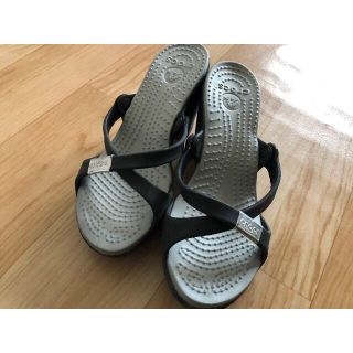 クロックス(crocs)のcrocs クロックス ハイヒール サンダル　ブラック＆シルバー W4(サンダル)