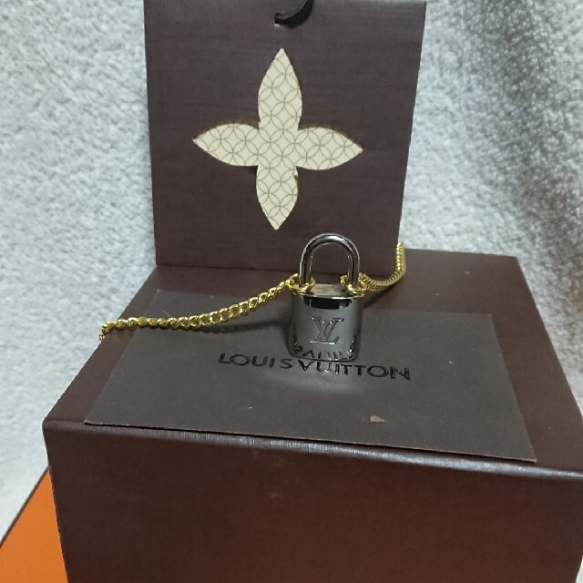 LOUIS VUITTON(ルイヴィトン)のルイヴィトン シルバー 南京錠(鍵無し)ネックレストップ！ メンズのアクセサリー(ネックレス)の商品写真