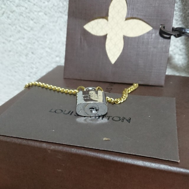 LOUIS VUITTON(ルイヴィトン)のルイヴィトン シルバー 南京錠(鍵無し)ネックレストップ！ メンズのアクセサリー(ネックレス)の商品写真