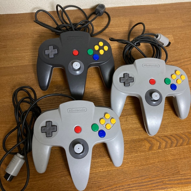 NINTENDO 64(ニンテンドウ64)のNintendo64 コントローラー　グレー・ブラック エンタメ/ホビーのゲームソフト/ゲーム機本体(家庭用ゲーム機本体)の商品写真