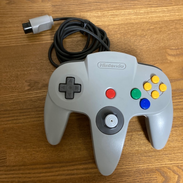 NINTENDO 64(ニンテンドウ64)のNintendo64 コントローラー　グレー・ブラック エンタメ/ホビーのゲームソフト/ゲーム機本体(家庭用ゲーム機本体)の商品写真