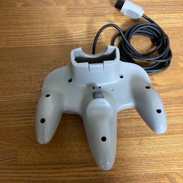 NINTENDO 64(ニンテンドウ64)のNintendo64 コントローラー　グレー・ブラック エンタメ/ホビーのゲームソフト/ゲーム機本体(家庭用ゲーム機本体)の商品写真