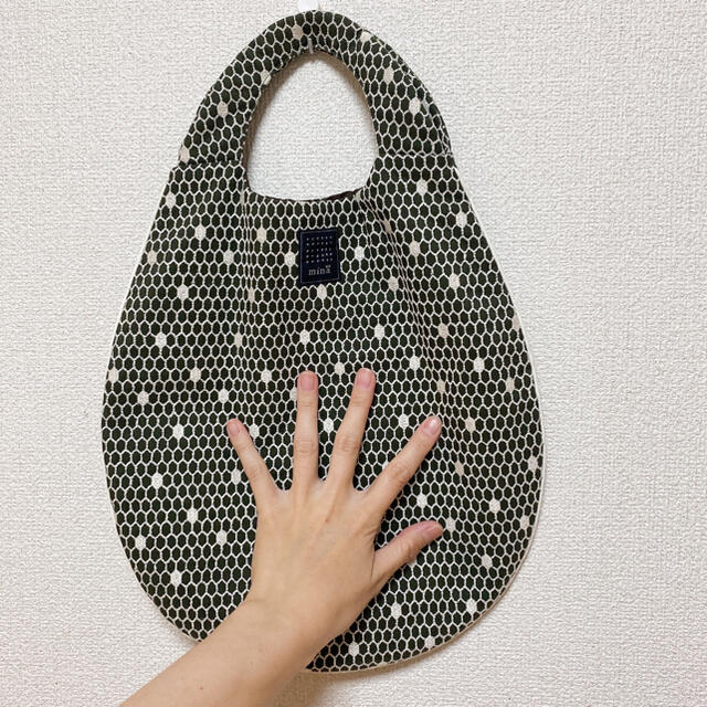 mina perhonen(ミナペルホネン)のミナペルホネン　エッグバッグ　ハニカム　刺繍 レディースのバッグ(ハンドバッグ)の商品写真