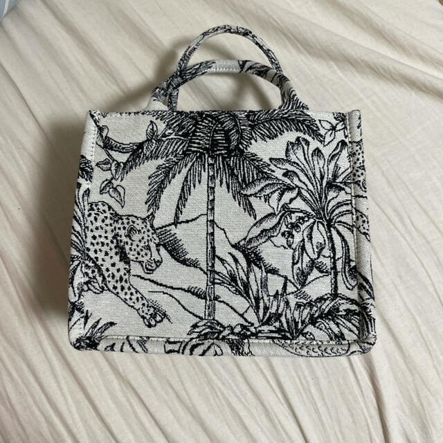 H&M(エイチアンドエム)の美品　刺繍デザイン　ミニバック レディースのバッグ(ハンドバッグ)の商品写真