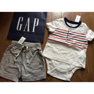 ベビーギャップ(babyGAP)の新品未使用タグ付ギャップGAP半袖シンプルボタンTシャツロンパース★グレーパンツ(ロンパース)