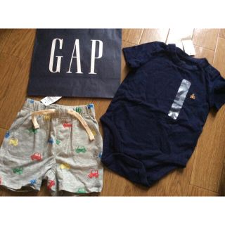 ベビーギャップ(babyGAP)の新品未使用タグ付きギャップGAPブラナンベア刺繍入り半袖ロンパース+パンツ★車柄(ロンパース)