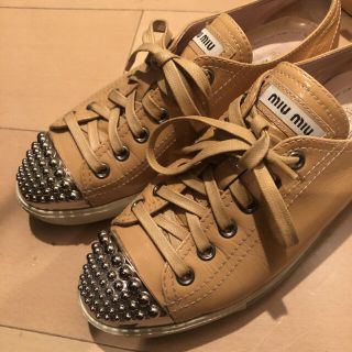 ミュウミュウ(miumiu)のmiumiu スニーカー　パテントレザー(スニーカー)