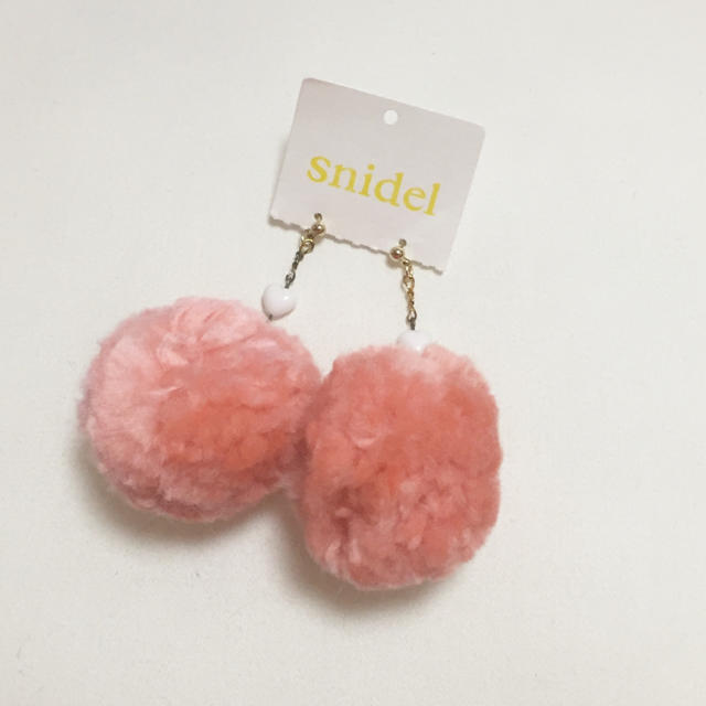 SNIDEL(スナイデル)のスナイデル*ポンポンピアス*ピアス レディースのアクセサリー(ピアス)の商品写真