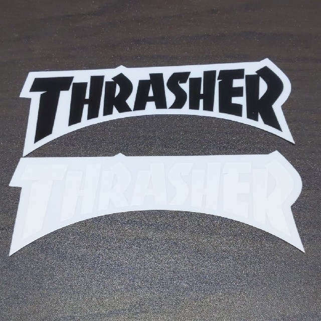 THRASHER(スラッシャー)の(縦5.3cm横14.5cm) THRASHER ステッカー　１枚のお値段 スポーツ/アウトドアのスポーツ/アウトドア その他(スケートボード)の商品写真