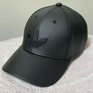 アディダス(adidas)の【美品】adidasレザーキャップ（黒）(キャップ)