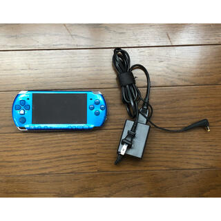 プレイステーションポータブル(PlayStation Portable)のPSP 3000 ブルー　充電ケーブル付き(携帯用ゲーム機本体)