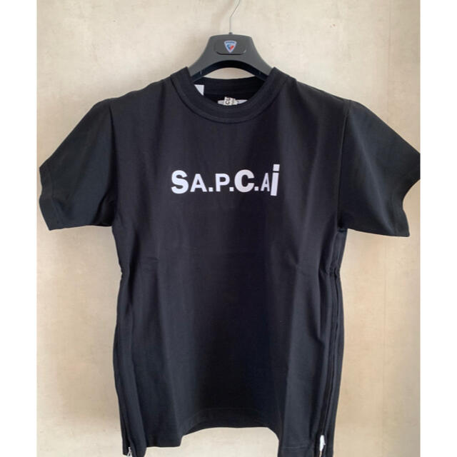 sacai(サカイ)のsacai × A.P.C.  コラボTシャツ　黒　XS新品　サカイ メンズのトップス(Tシャツ/カットソー(半袖/袖なし))の商品写真