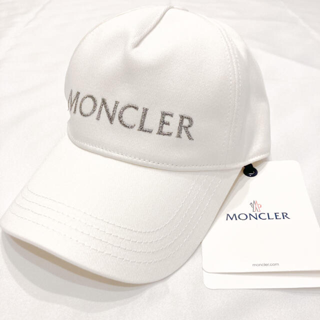 MONCLER(モンクレール)の新品 モンクレール 刺繍ロゴ ラメ ベースボール キャップ ホワイト レア 美品 メンズの帽子(キャップ)の商品写真