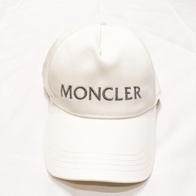 MONCLER(モンクレール)の新品 モンクレール 刺繍ロゴ ラメ ベースボール キャップ ホワイト レア 美品 メンズの帽子(キャップ)の商品写真