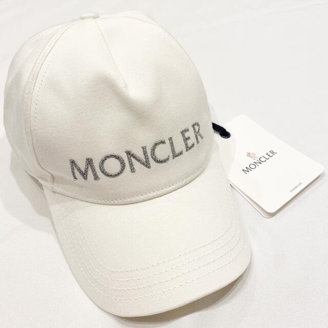 MONCLER(モンクレール)の新品 モンクレール 刺繍ロゴ ラメ ベースボール キャップ ホワイト レア 美品 メンズの帽子(キャップ)の商品写真