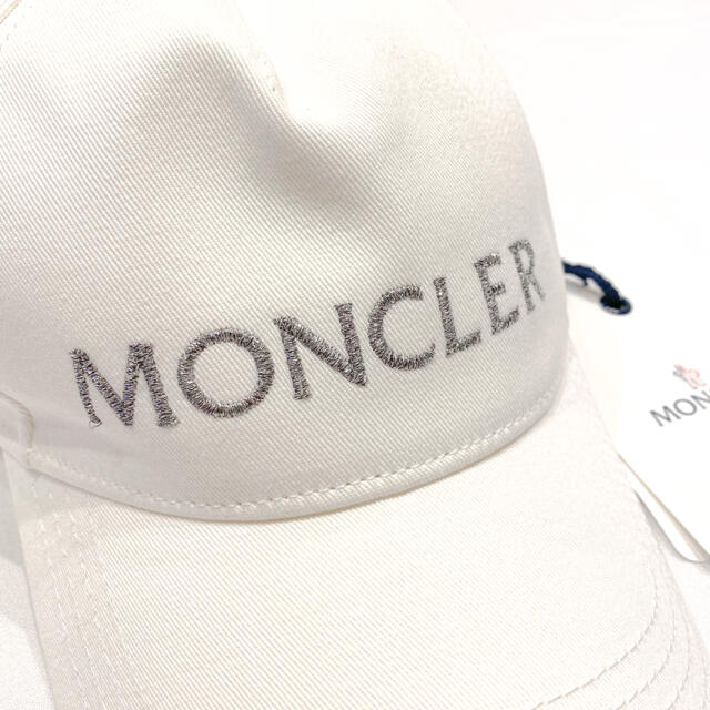 MONCLER(モンクレール)の新品 モンクレール 刺繍ロゴ ラメ ベースボール キャップ ホワイト レア 美品 メンズの帽子(キャップ)の商品写真