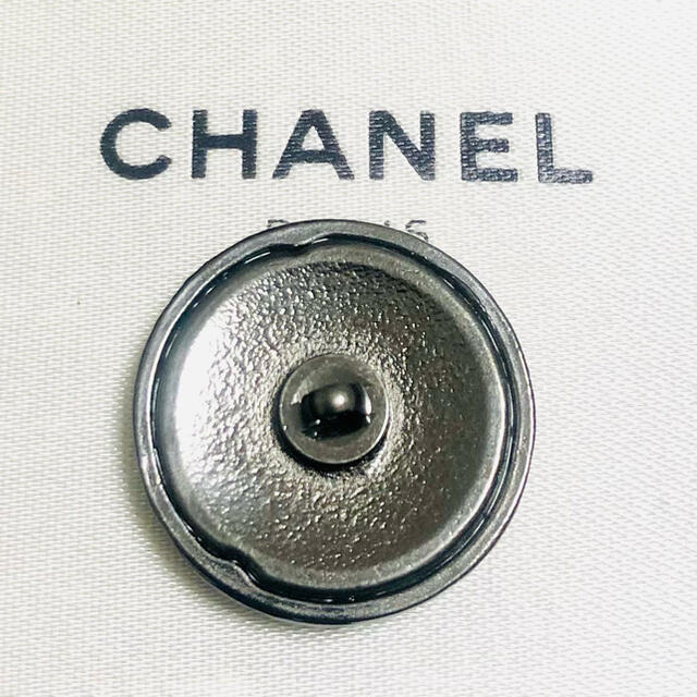 CHANEL(シャネル)のNo.138  CHANEL シャネル ボタン 正規品 ハンドメイドの素材/材料(各種パーツ)の商品写真