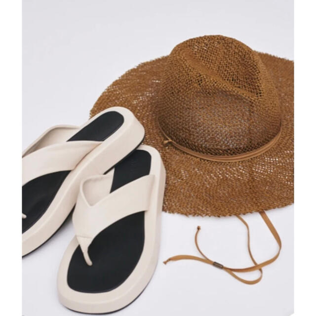 Mila Owen(ミラオーウェン)のミラオーウェン　ボリュームトングサンダル　ブラック レディースの靴/シューズ(サンダル)の商品写真
