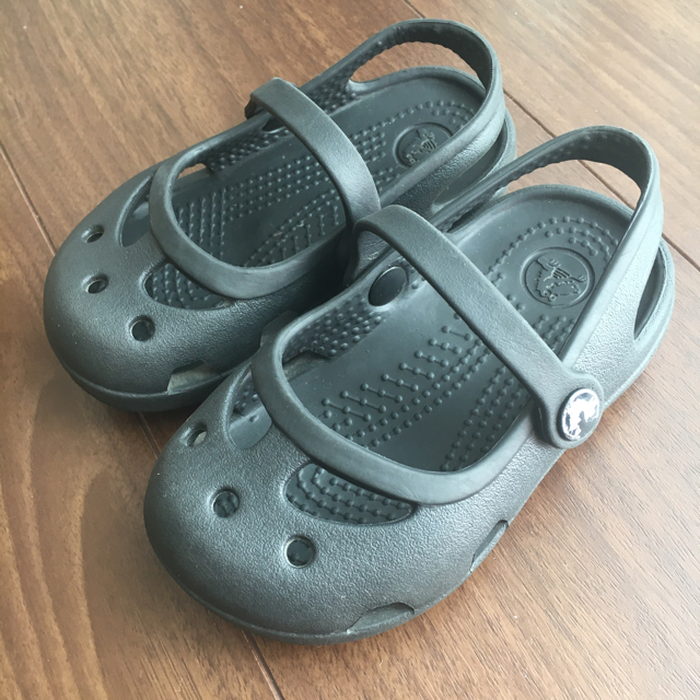 crocs(クロックス)のクロックス キッズ サンダル　13 ブラック　黒　可愛い キッズ/ベビー/マタニティのベビー靴/シューズ(~14cm)(サンダル)の商品写真