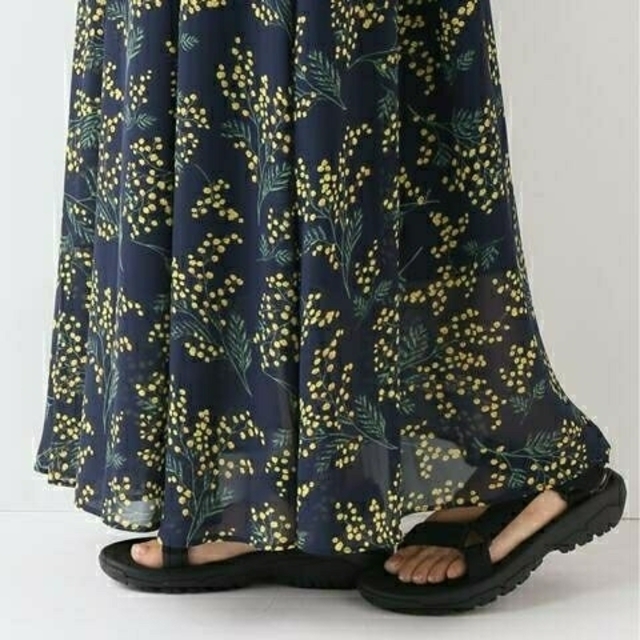 SLOBE IENA(スローブイエナ)のSLOBE IENA ミモザ柄ギャザーロングスカート ネイビー レディースのスカート(ロングスカート)の商品写真
