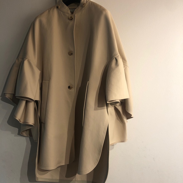 Max Mara(マックスマーラ)のMax Mara  フリルトレンチコート　6/17最終お値下げ　川人美帆さん着用 レディースのジャケット/アウター(トレンチコート)の商品写真