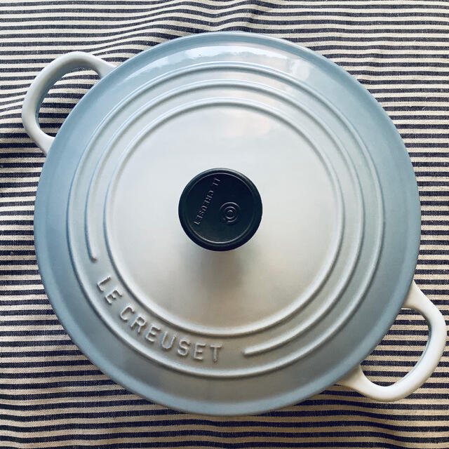 LE CREUSET(ルクルーゼ)の【ルクルーゼジャポン正規品】ココットロンド22センチ コースタルブルー インテリア/住まい/日用品のキッチン/食器(鍋/フライパン)の商品写真