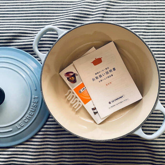 LE CREUSET(ルクルーゼ)の【ルクルーゼジャポン正規品】ココットロンド22センチ コースタルブルー インテリア/住まい/日用品のキッチン/食器(鍋/フライパン)の商品写真