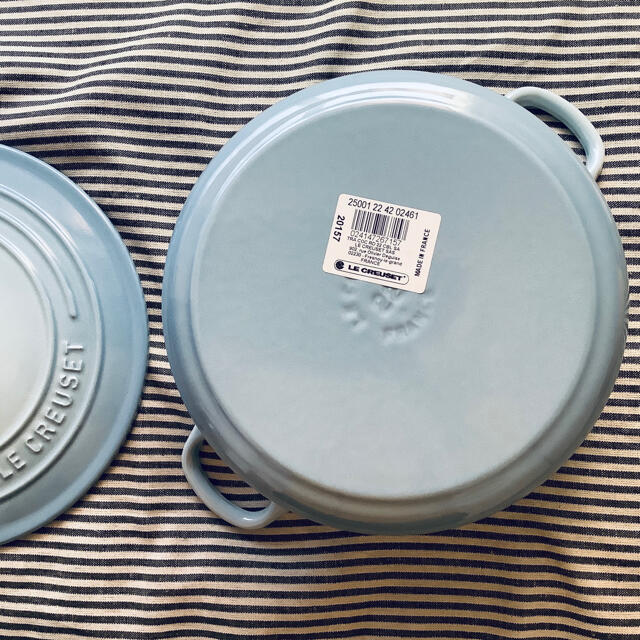 LE CREUSET(ルクルーゼ)の【ルクルーゼジャポン正規品】ココットロンド22センチ コースタルブルー インテリア/住まい/日用品のキッチン/食器(鍋/フライパン)の商品写真