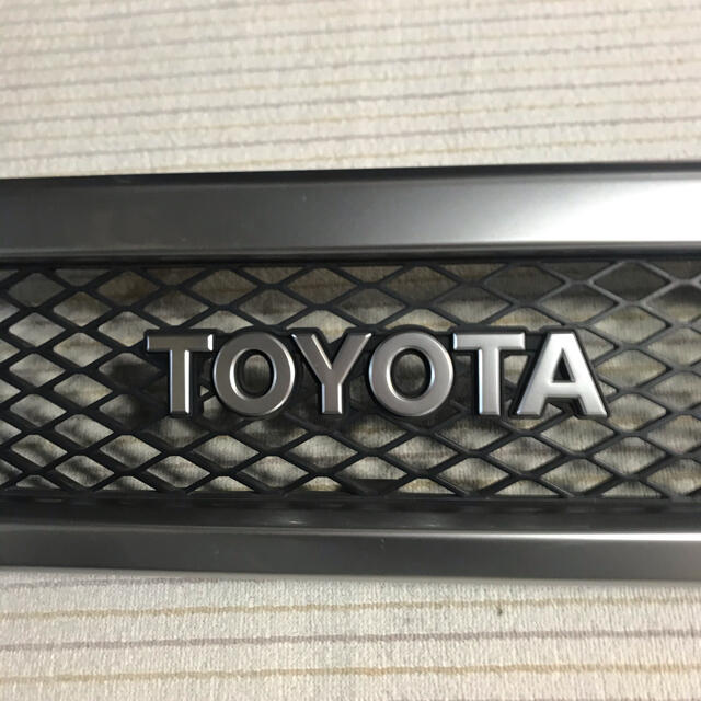 トヨタ(トヨタ)のTOYOTAトヨタ　FJクルーザー純正フロントグリル 自動車/バイクの自動車(車種別パーツ)の商品写真