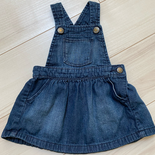 babyGAP(ベビーギャップ)の【新品未使用】BabyGap デニムジャンパースカート　6-12 months キッズ/ベビー/マタニティのベビー服(~85cm)(スカート)の商品写真