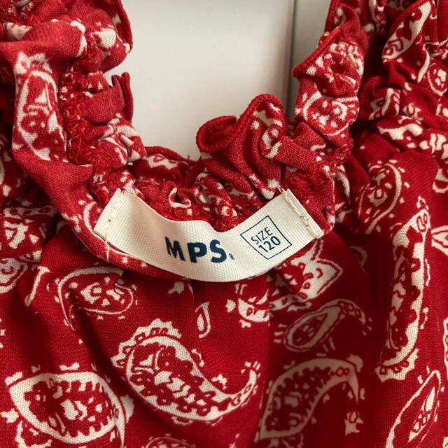 MPS(エムピーエス)のMPSキッズ120cm/オフショルダー:ペイズリー赤 キッズ/ベビー/マタニティのキッズ服女の子用(90cm~)(Tシャツ/カットソー)の商品写真