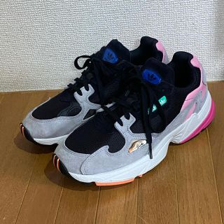 アディダス(adidas)のアディダス オリジナルス ファルコン 23.5 カラフルスニーカー 黒 ピンク(スニーカー)