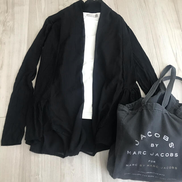 ZARA(ザラ)のZARA  黒　可愛いデザインカーディガンと袖なしホワイトトップス レディースのトップス(カーディガン)の商品写真