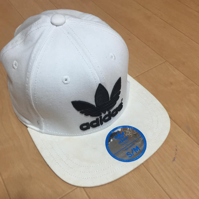 adidas(アディダス)のadidas 白キャップ レディースの帽子(キャップ)の商品写真