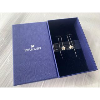 スワロフスキー(SWAROVSKI)の【SWAROVSKI】 フラワーモチーフピアス(ピアス)