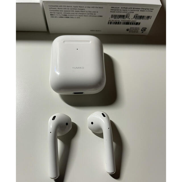 Apple(アップル)のAirPods エアーポッズ 本体と充電ケースセット（名前刻印あり） スマホ/家電/カメラのオーディオ機器(ヘッドフォン/イヤフォン)の商品写真