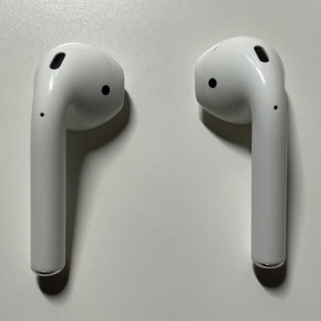 Apple(アップル)のAirPods エアーポッズ 本体と充電ケースセット（名前刻印あり） スマホ/家電/カメラのオーディオ機器(ヘッドフォン/イヤフォン)の商品写真