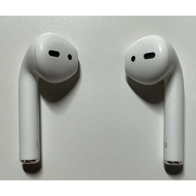 Apple(アップル)のAirPods エアーポッズ 本体と充電ケースセット（名前刻印あり） スマホ/家電/カメラのオーディオ機器(ヘッドフォン/イヤフォン)の商品写真