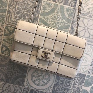 シャネル(CHANEL)のCHANELマトラッセヴィンテージホワイト白チェーンバッグ本物(ショルダーバッグ)