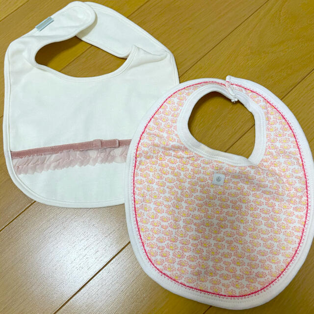 TOCCA(トッカ)の新品　未使用　スタイ　2点セット　女の子 キッズ/ベビー/マタニティのこども用ファッション小物(ベビースタイ/よだれかけ)の商品写真