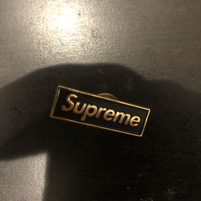 Supreme - Supreme ロゴ ピンバッジの通販 by starguitar106's Supreme - Supreme ロゴ ピンバッジの通販 by starguitar106's
