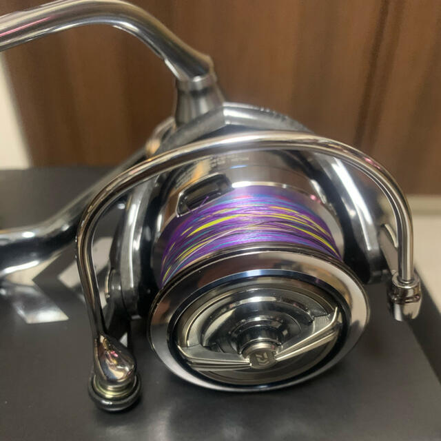 DAIWA(ダイワ)の使用一度だけ ダイワ 18 イグジスト LT 3000-XH 未使用ライン付き スポーツ/アウトドアのフィッシング(リール)の商品写真