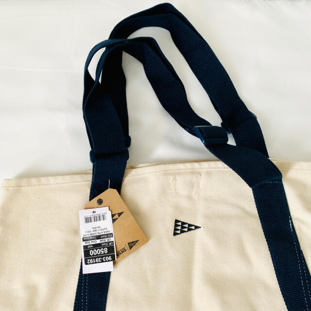 VANS(ヴァンズ)のVANS PILGRIM SURF SUPPLY TOTE 25L メンズのバッグ(トートバッグ)の商品写真