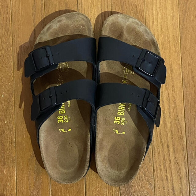 BIRKENSTOCK(ビルケンシュトック)のビルケンシュトック アリゾナ 黒 ブラック 36 サンダル 23〜23.5くらい レディースの靴/シューズ(サンダル)の商品写真