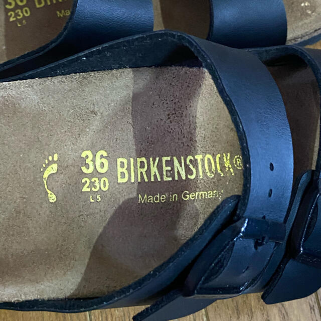 BIRKENSTOCK(ビルケンシュトック)のビルケンシュトック アリゾナ 黒 ブラック 36 サンダル 23〜23.5くらい レディースの靴/シューズ(サンダル)の商品写真