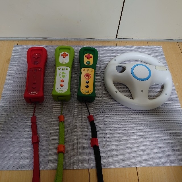 任天堂Wii　リモコンセット エンタメ/ホビーのゲームソフト/ゲーム機本体(その他)の商品写真